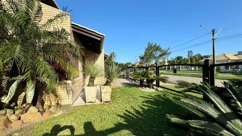 Casa de esquina com 04 dormitórios, pátio amplo e piscina: 4ª foto da galeria de imagens do imóvel