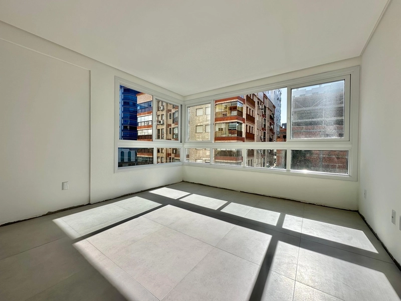 APARTAMENTO AMPLO COM SACADA DE FRENTE, JUNTO AO MAR