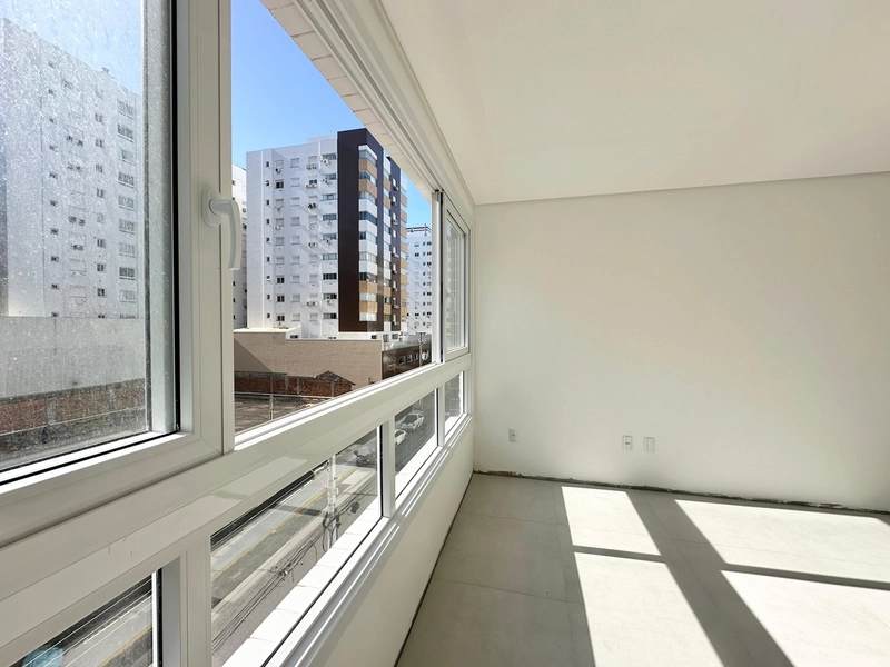 APARTAMENTO AMPLO COM SACADA DE FRENTE, JUNTO AO MAR: 5ª foto da galeria de imagens do imóvel