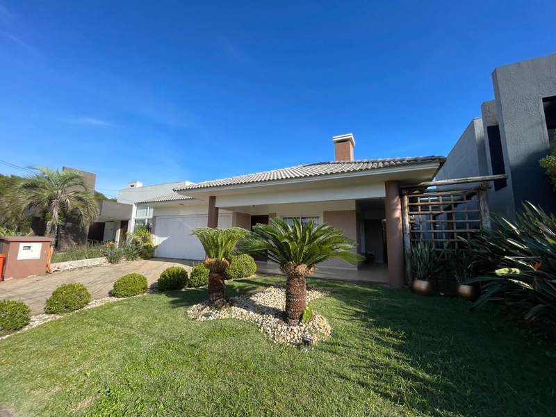 CASA EM CONDOMÍNIO COM ACESSO PARA LAGOA DOS QUADROS