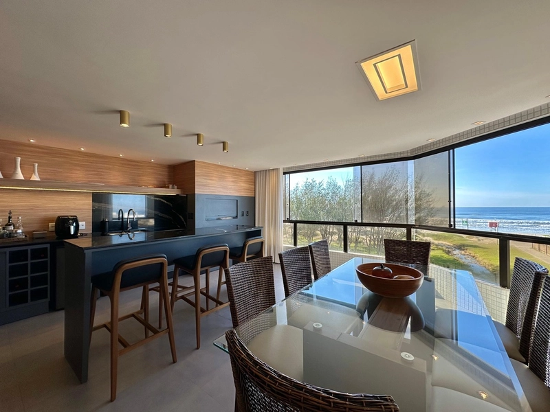 AMPLO APARTAMENTO DE FRENTE PARA O MAR E COM VISTA LIBERADA TANTO PARA: 5ª foto da galeria de imagens do imóvel