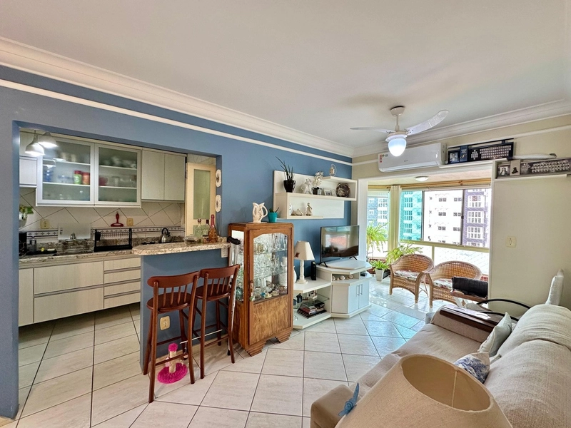 APARTAMENTO À VENDA COM SACADA DE FRENTE