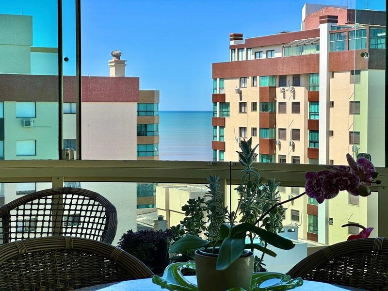 APARTAMENTO NO CORAÇÃO DA CIDADE, JUNTO AO MAR E COM SACADA AMPLA