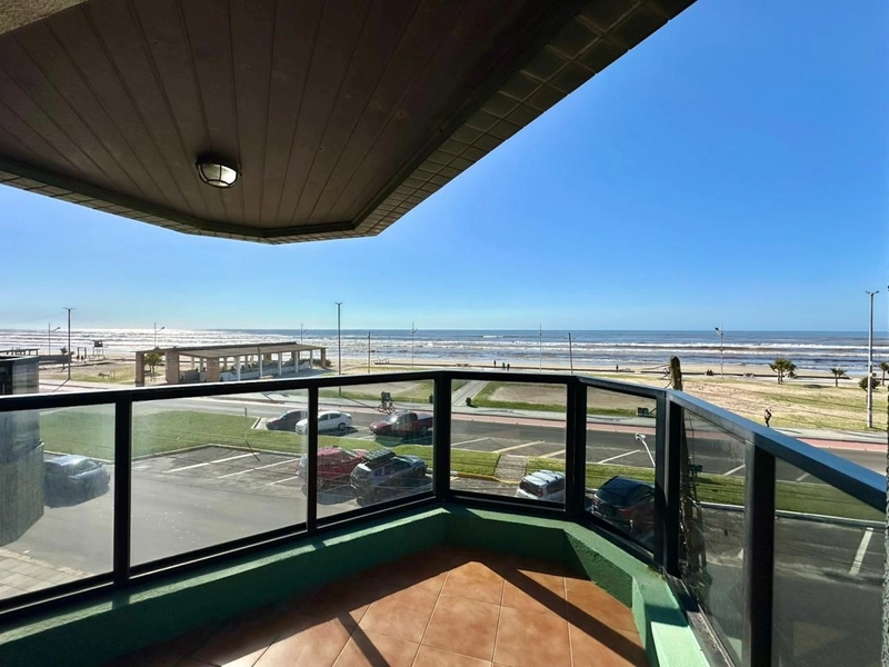 APARTAMENTO COM SACADA DE FRENTE MAR: 4ª foto da galeria de imagens do imóvel