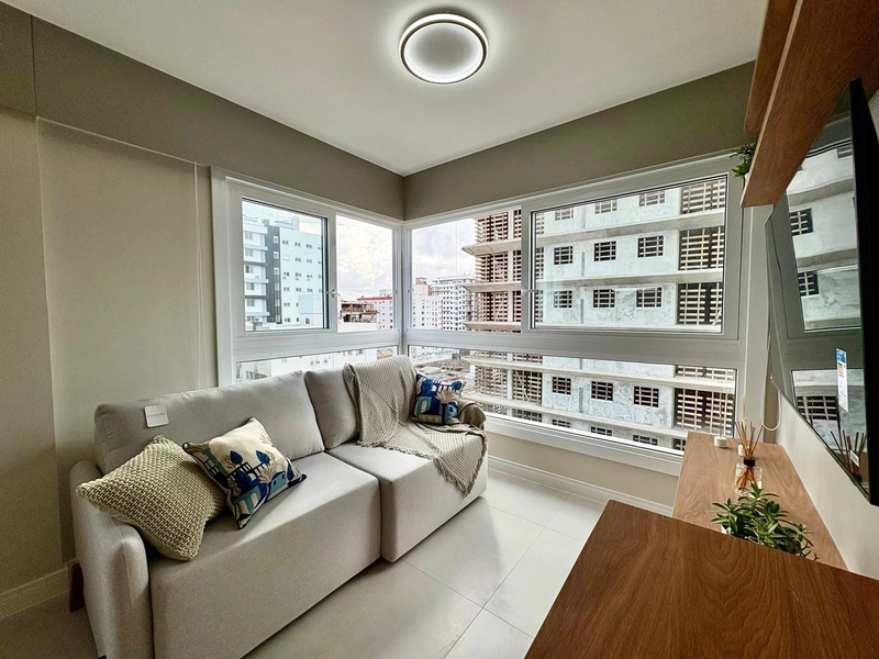 APENAS UMA QUADRA DA BEIRA MAR!!!