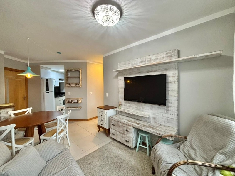 UM DORMITÓRIO COM VISTA PARA O MAR