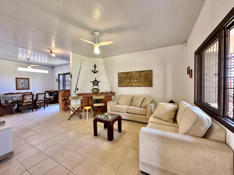 CASA COM 3 TERRENOS APENAS 2 QUADRAS DO MAR: 5ª foto da galeria de imagens do imóvel