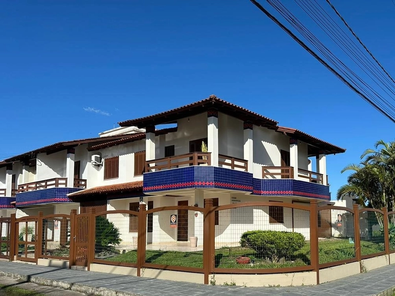 SOBRADO EM CAPÃO DA CANOA A POUCOS PASSOS DA PRAIA!!!