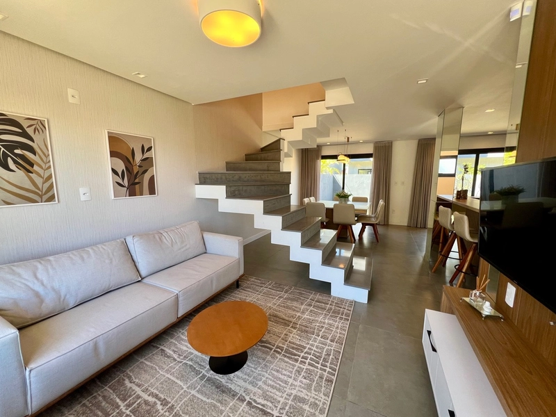 SOBRADO MOBILIADO E DECORADO A POUCOS METROS DO MAR