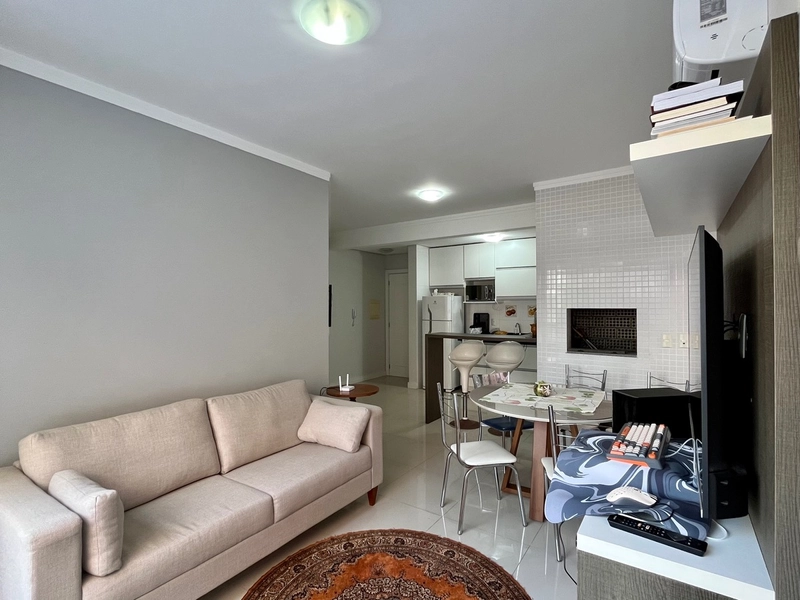 APENAS UMA QUADRA DO MAR,  AO LADO DA PRAÇA FLAVIO BOIANOVSKI: 4ª foto da galeria de imagens do imóvel