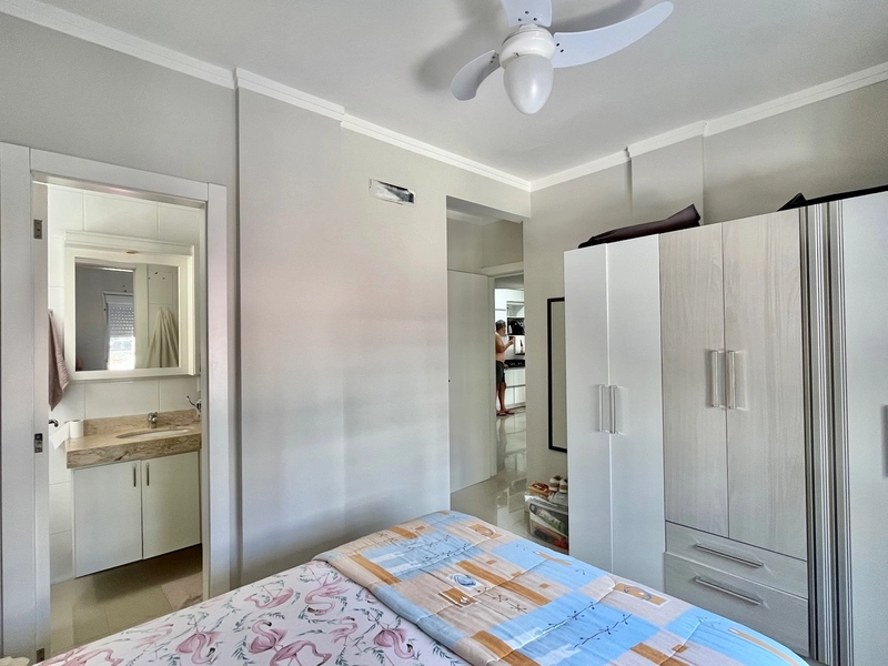 APENAS UMA QUADRA DO MAR,  AO LADO DA PRAÇA FLAVIO BOIANOVSKI: 13ª foto da galeria de imagens do imóvel