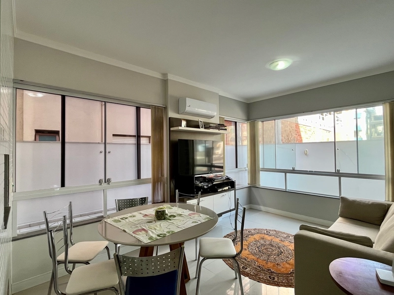 APENAS UMA QUADRA DO MAR,  AO LADO DA PRAÇA FLAVIO BOIANOVSKI: 2ª foto da galeria de imagens do imóvel