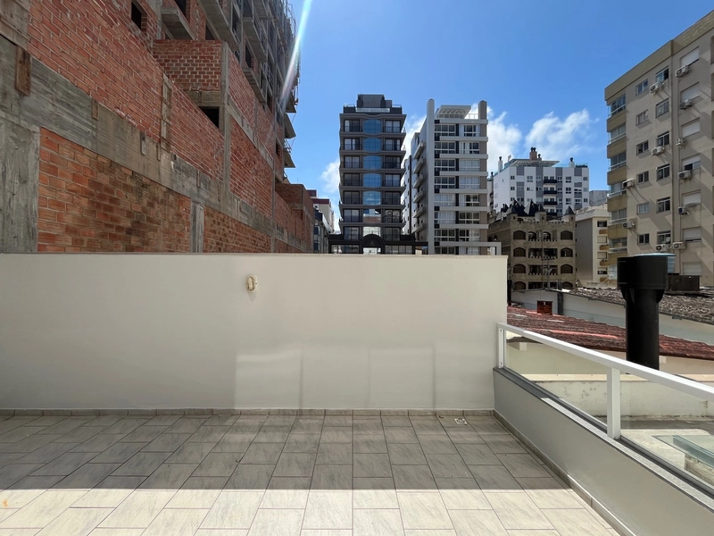 APENAS UMA QUADRA DO MAR,  AO LADO DA PRAÇA FLAVIO BOIANOVSKI: 5ª foto da galeria de imagens do imóvel