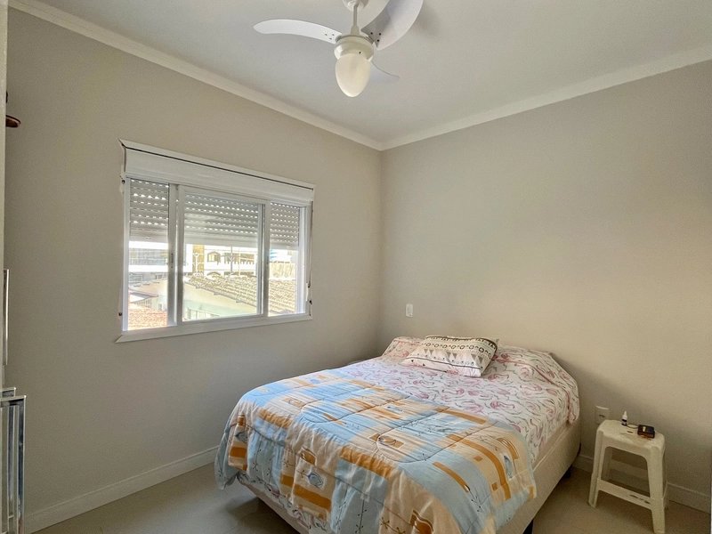 APENAS UMA QUADRA DO MAR,  AO LADO DA PRAÇA FLAVIO BOIANOVSKI: 12ª foto da galeria de imagens do imóvel