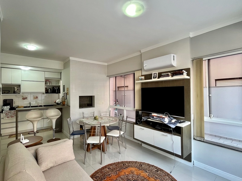 APENAS UMA QUADRA DO MAR,  AO LADO DA PRAÇA FLAVIO BOIANOVSKI: 3ª foto da galeria de imagens do imóvel