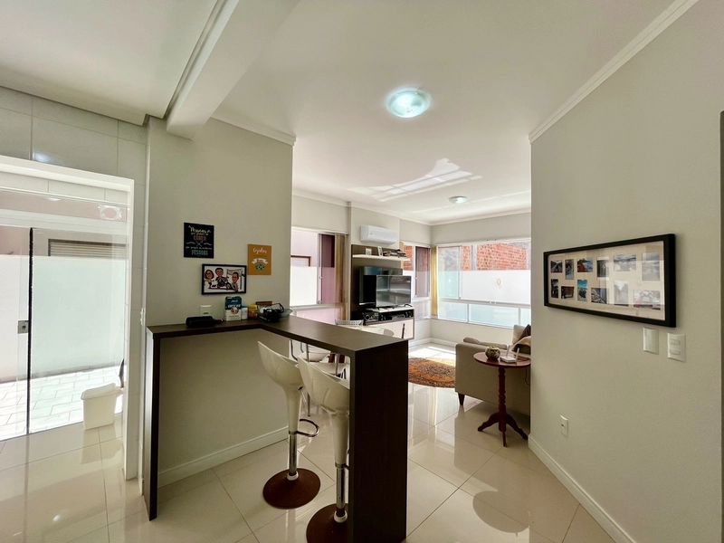 APENAS UMA QUADRA DO MAR,  AO LADO DA PRAÇA FLAVIO BOIANOVSKI