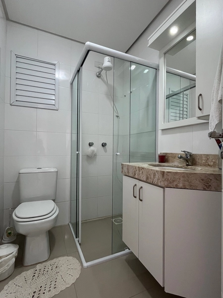 APENAS UMA QUADRA DO MAR,  AO LADO DA PRAÇA FLAVIO BOIANOVSKI: 11ª foto da galeria de imagens do imóvel