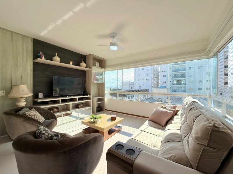 APARTAMENTO COM SACADA DE FRENTE À VENDA