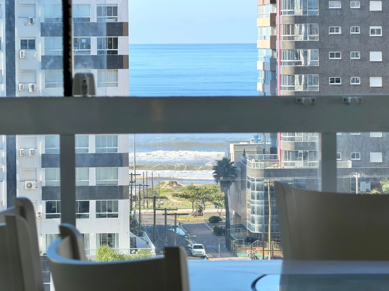 APTO DE ESQUINA COM VISTA PARA O MAR FRENTE A PRAÇA