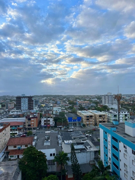 APARTAMENTO COM SACADA SEPARADA NO CENTRO DA CIDADE: 4ª foto da galeria de imagens do imóvel