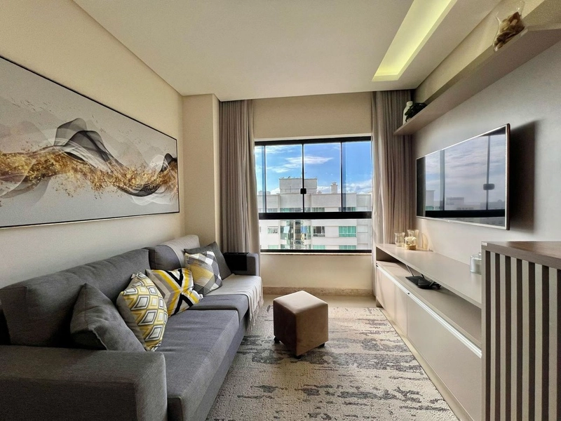 EM FRENTE A UMA LINDA PRAÇA A POUCOS METROS DO MAR