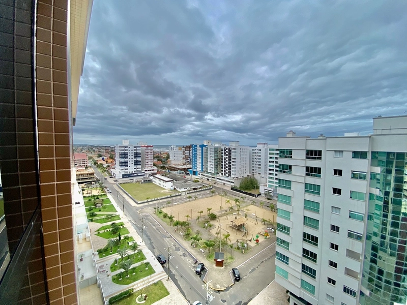 EM FRENTE A UMA LINDA PRAÇA A POUCOS METROS DO MAR: 1ª foto da galeria de imagens do imóvel