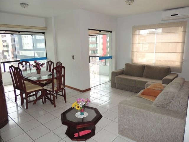 AMPLO APARTAMENTO, PRÈDIO DE ESQUINA NA AV. RUDA