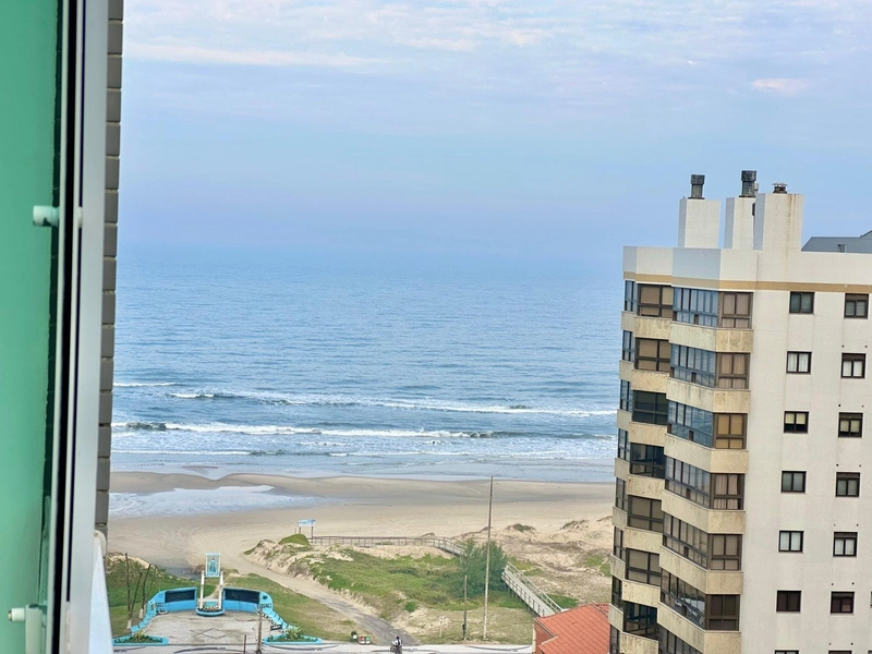 APARTAMENTO À VENDA, 1 QUADRA DO MAR, DE ESQUINA!