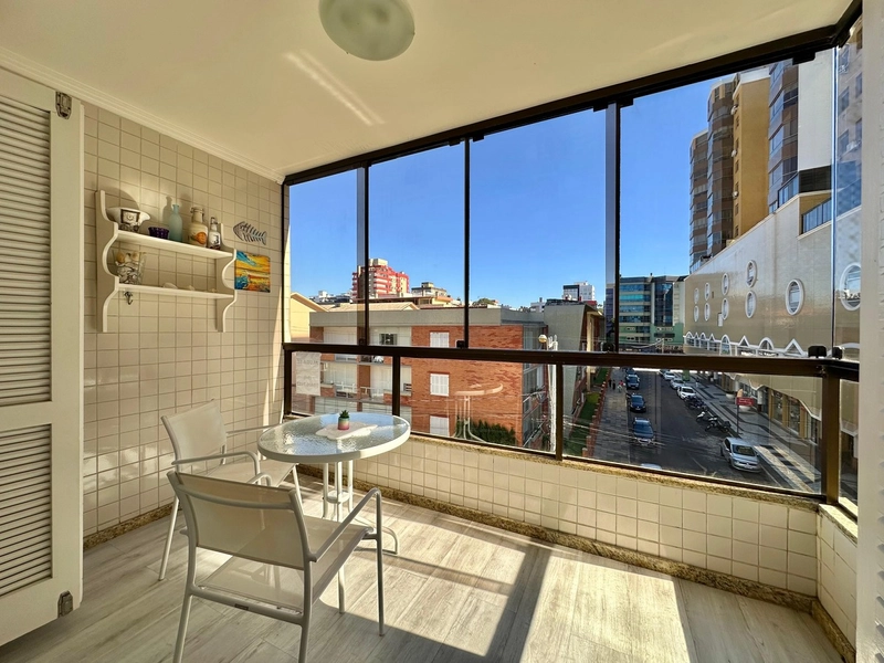 APARTAMENTO COM SACADA DE FRENTE , JUNTO AO MAR NO CORAÇÃO DA CIDADE !: 3ª foto da galeria de imagens do imóvel