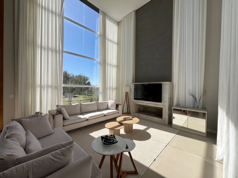 EXCELENTE CASA EM CONDOMÍNIO DE LUXO