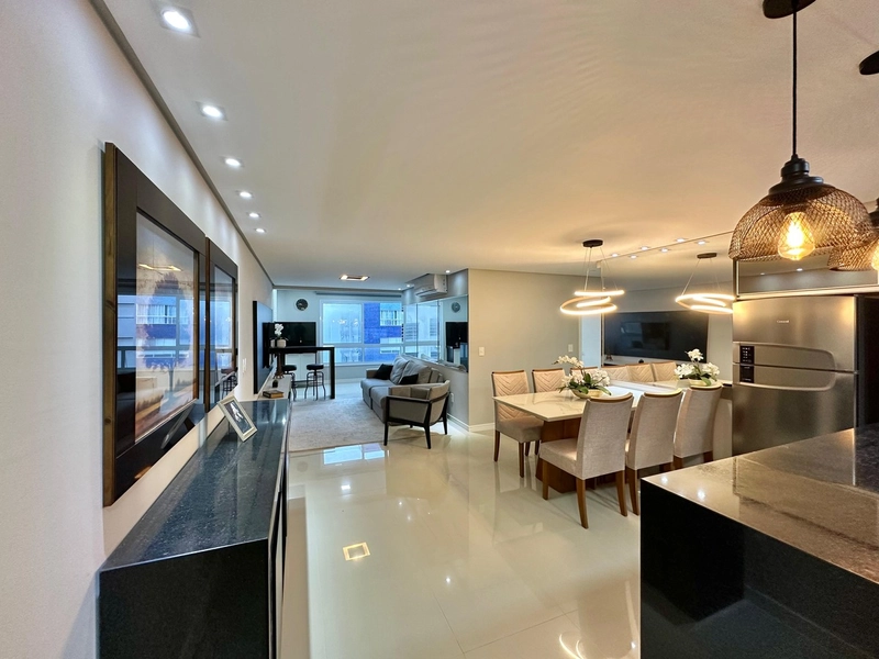 APARTAMENTO AMPLO FINAMENTE MOBILIADO E DECORADO: 3ª foto da galeria de imagens do imóvel