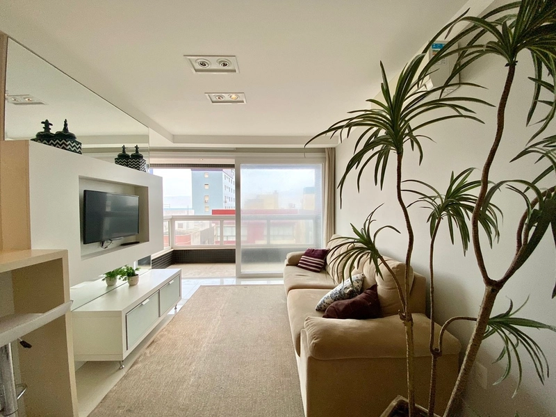 SACADA DE FRENTE UMA QUADRA DO MAR