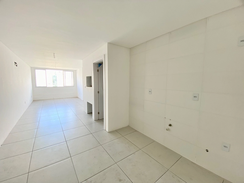 OPORTUNIDADE Á APENAS 3 QUADRAS DO MAR, DE FRENTE PARA A PRAÇA.: 2ª foto da galeria de imagens do imóvel