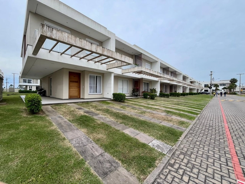 SOBRADO MOBILIADO E DECORADO A BEIRA DE LAGO NO CONDOMÍNIO MURANO