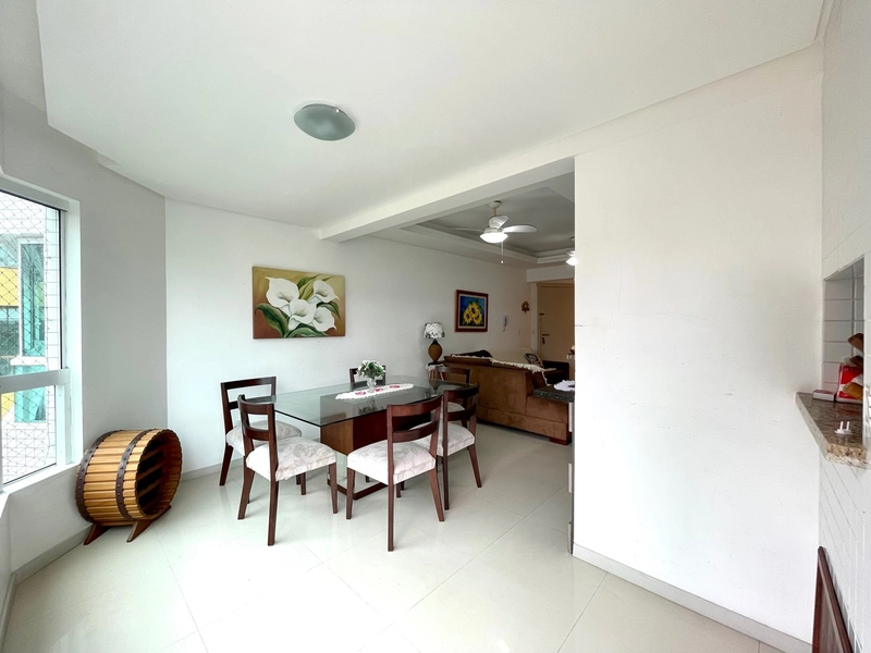 Sacadão de frente com churrasqueira, apartamento amplo e bem iluminado: 9ª foto da galeria de imagens do imóvel