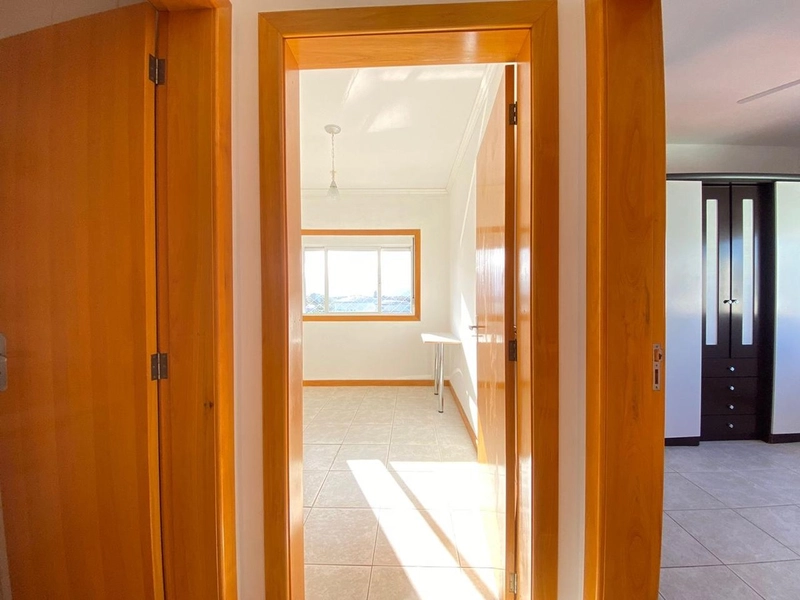 APARTAMENTO COM VISTA PARA SERRA! PRÓXIMO A PRAÇA LUÍS BASSANI!: 2ª foto da galeria de imagens do imóvel