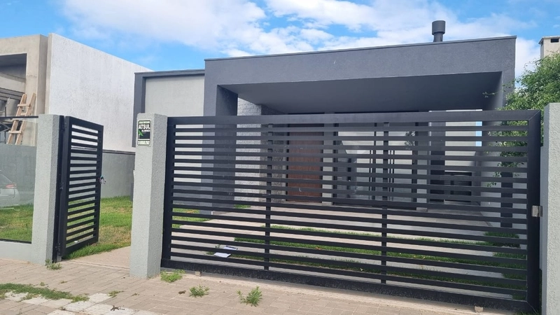 CASA NOVA COM LAJE  3 dormitórios, sendo 1 suite.