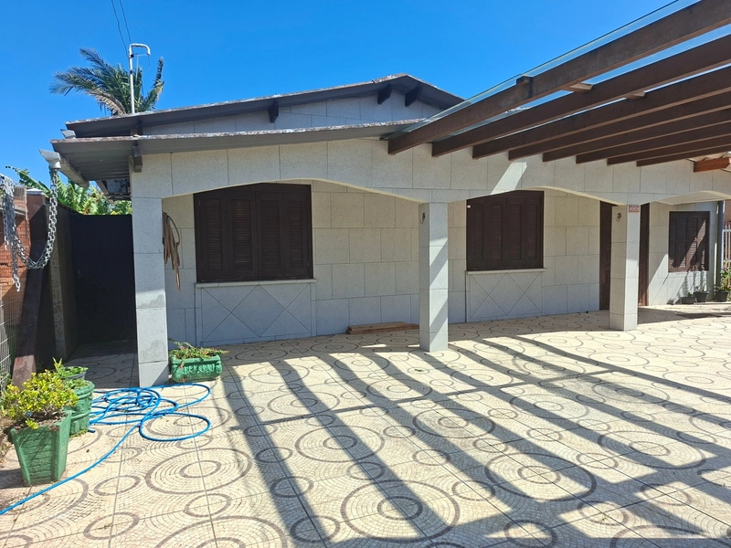 CASA FRENTE LESTE - ALVENARIA, 2 dormitórios e demais peças