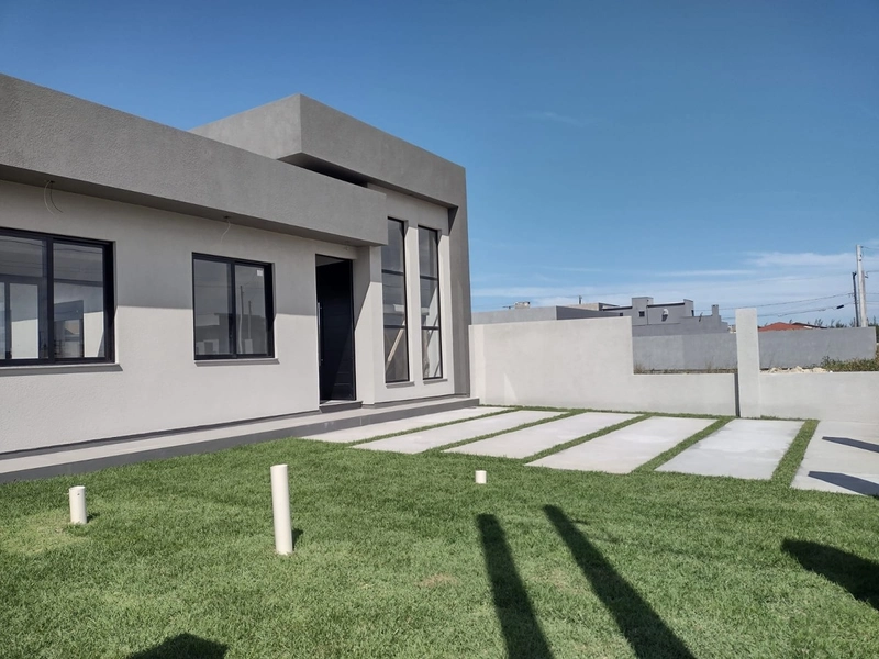 CASA NOVA COM PISCINA -área central da praia: 1ª foto da galeria de imagens do imóvel