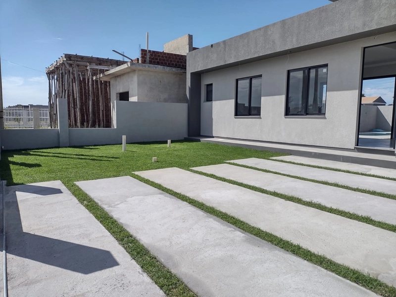 CASA NOVA COM PISCINA -área central da praia: 2ª foto da galeria de imagens do imóvel