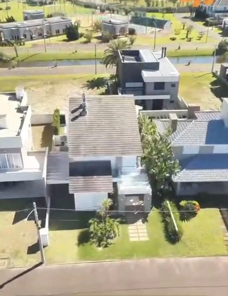 SOBRADO MODERNO BEIRA MAR 5 SUITES E PISCINA: 2ª foto da galeria de imagens do imóvel