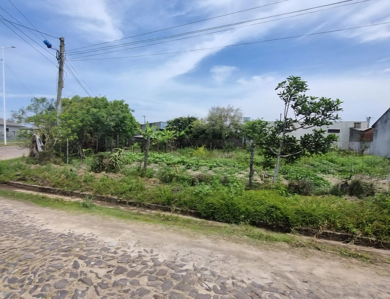 terreno faz esquina com av. paraguassu: 1ª foto da galeria de imagens do imóvel