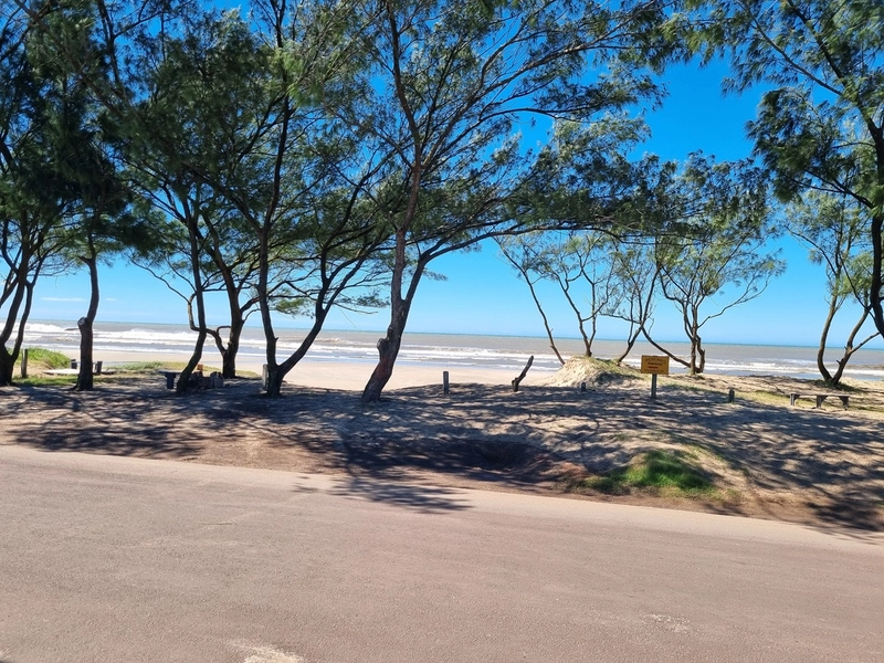 terreno 12x25, aterrado e todo cercado, beira mar,  escriturado: 3ª foto da galeria de imagens do imóvel