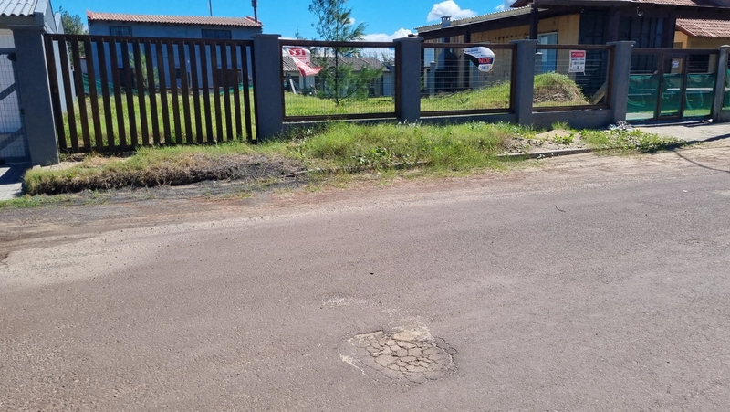 terreno 12x25, aterrado e todo cercado, beira mar,  escriturado: 4ª foto da galeria de imagens do imóvel