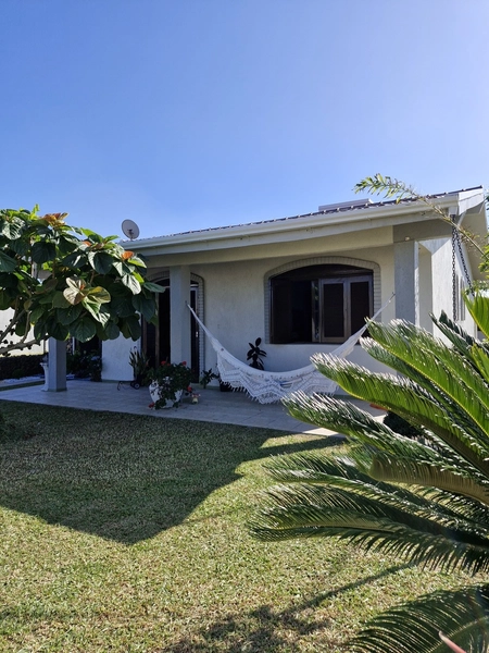 CASA DE ESQUINA COM 3 DORMITORIOS SENDO 1 SUITE