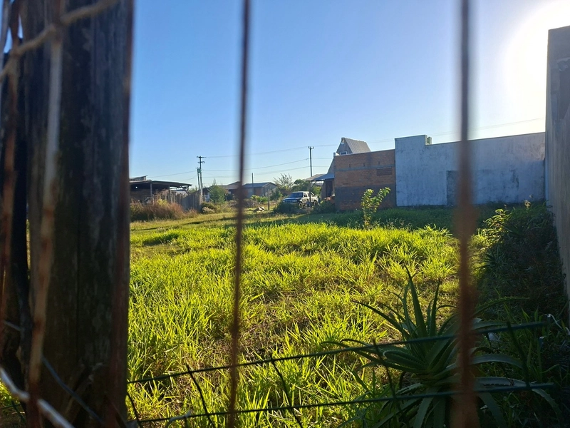 TERRENO frente leste, limpo e aterrado.