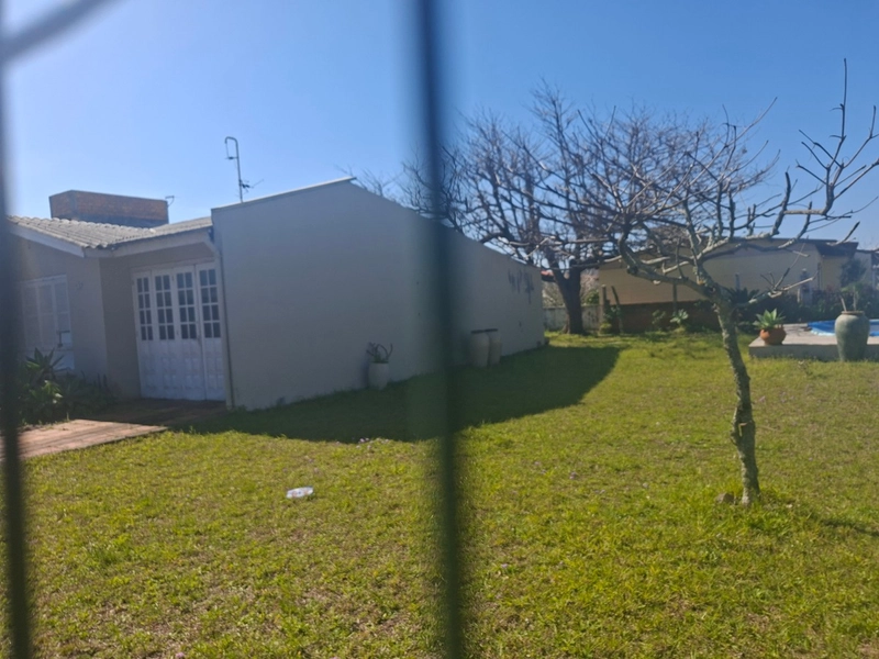 CASA BEIRA MAR, distando 100 metros da praia,