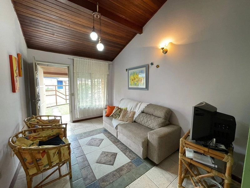 Casa de 2 dormitórios em condomínio com infraestrutura: 2ª foto da galeria de imagens do imóvel