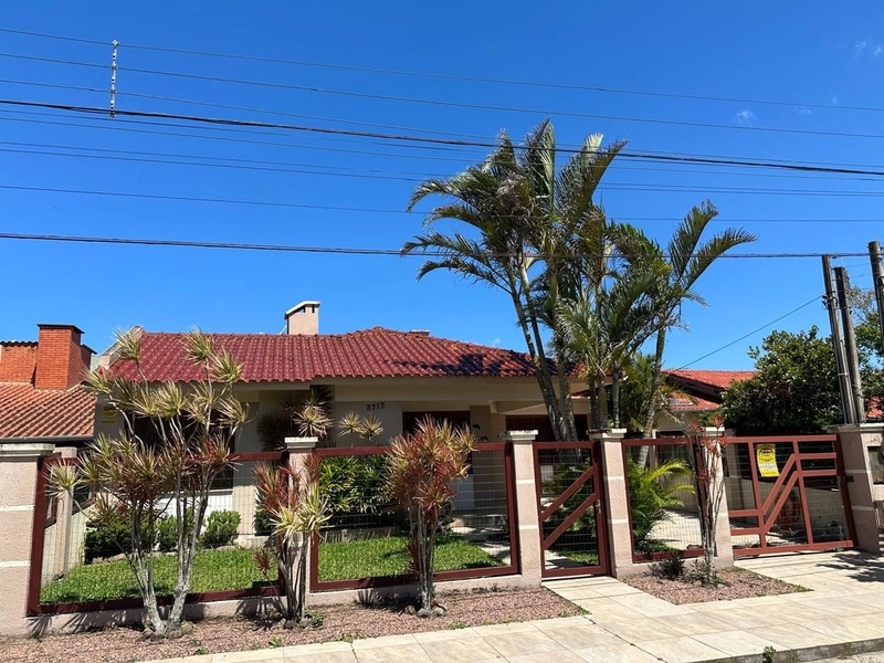 Linda casa com piscina, próxima ao mar: 3ª foto da galeria de imagens do imóvel