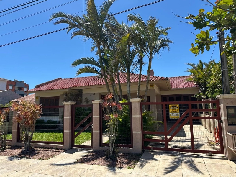 Linda casa com piscina, próxima ao mar: 2ª foto da galeria de imagens do imóvel